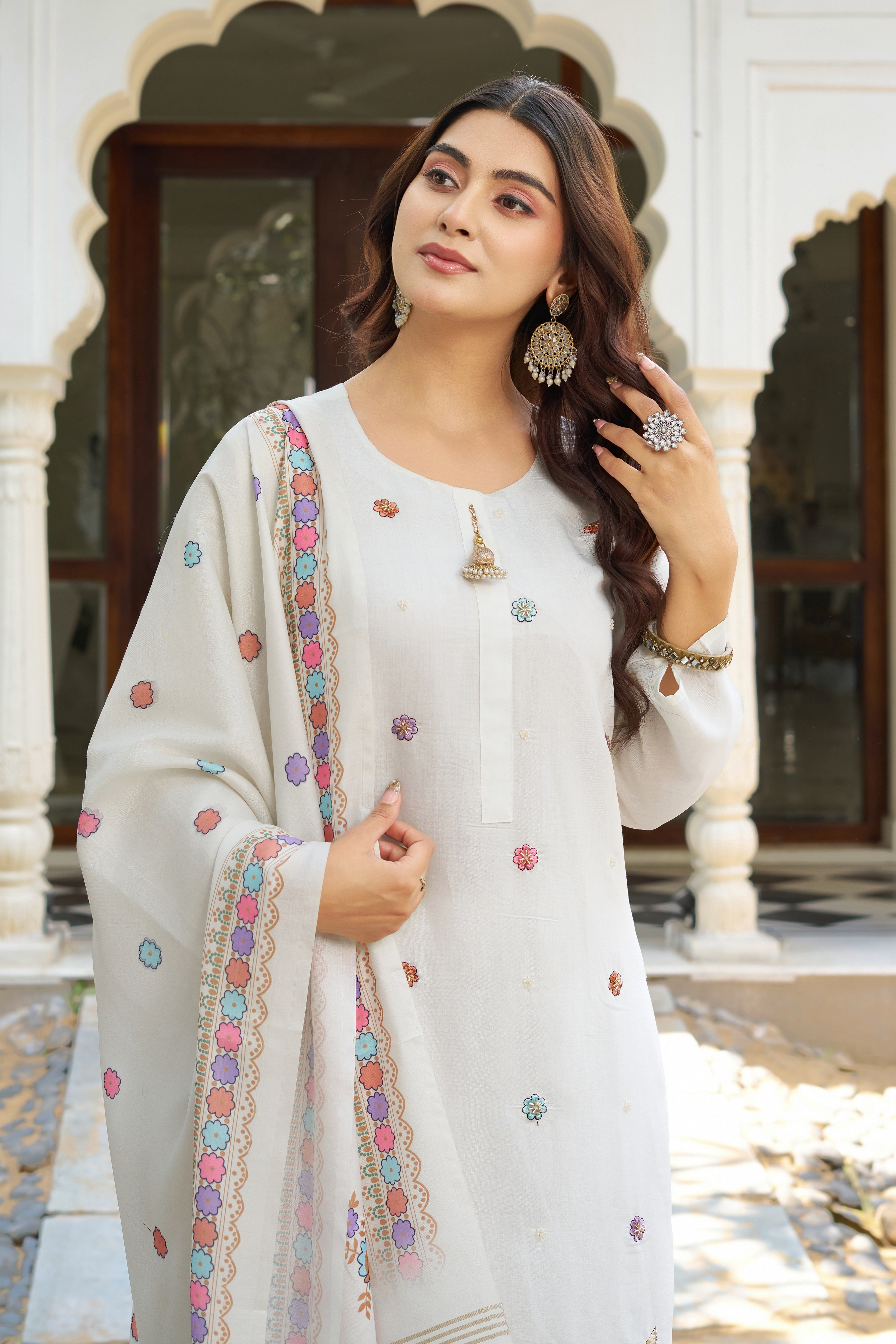 Elegant Off-White Embroidered Kurta Set with Dupatta – Premium Ethnic Wear for Women
