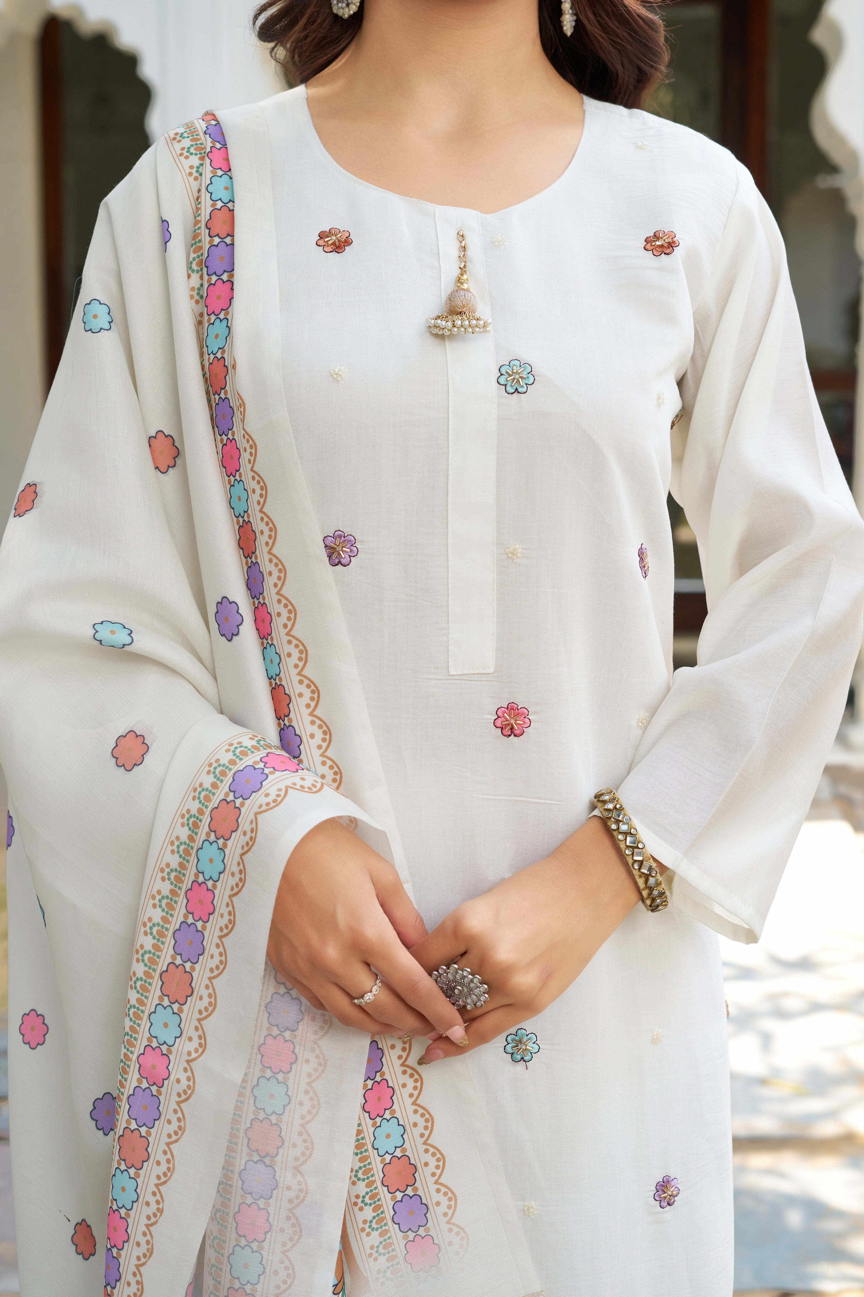 Elegant Off-White Embroidered Kurta Set with Dupatta – Premium Ethnic Wear for Women